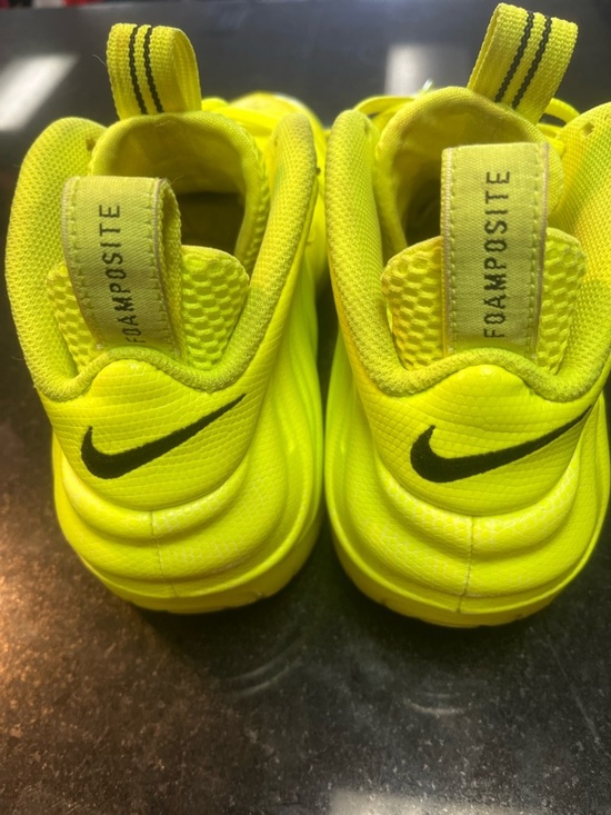Sz 8 Nike Air Foamposite Pro
Volt (2021) main image 6